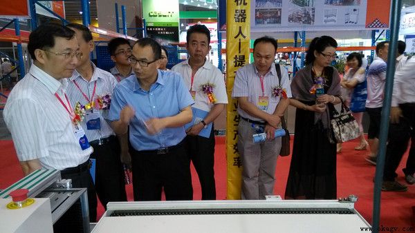 ����ף����˾�ڹ�������װ��չ��ȡ��Բ���ɹ���