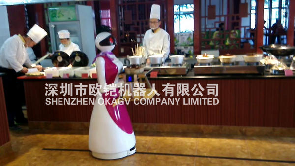 餐厅首选:深圳欧铠餐厅机器人-迎宾送餐端盘子样样会