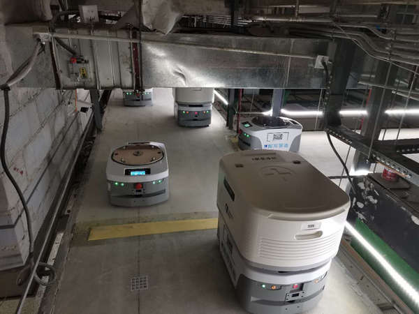 AGV����С�����ܻ�ӭ��Ե��